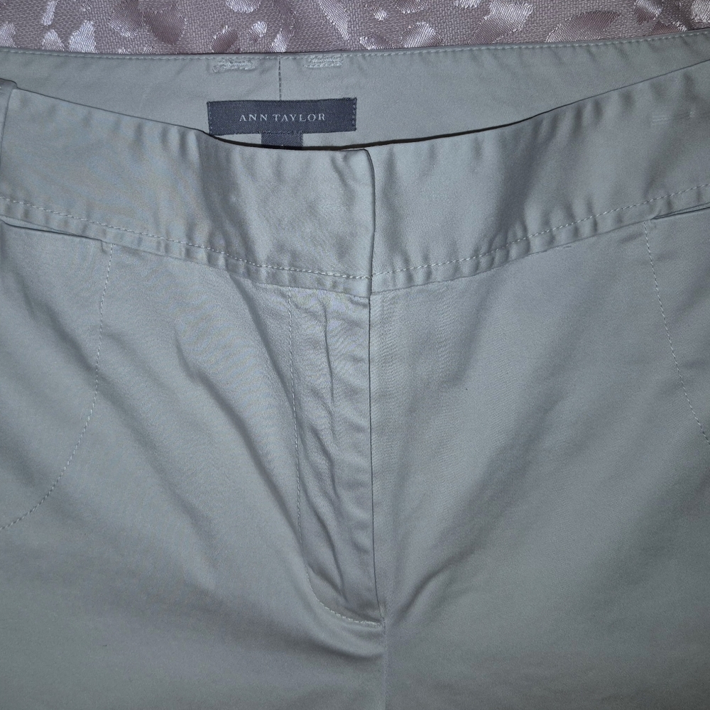 Ann Taylor Khaki Capri Pants Size 8. Like NEW.
